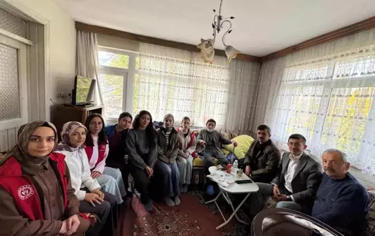 Öğrenciler 100 Yaşındaki Çetin'i Ziyaret Etti