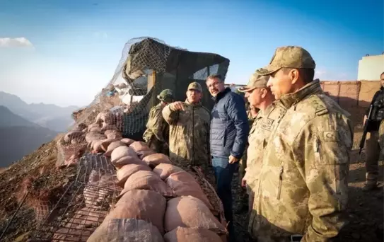 2. Ordu Komutanı ve Hakkari Valisi Sınır Karakollarını Ziyaret Etti