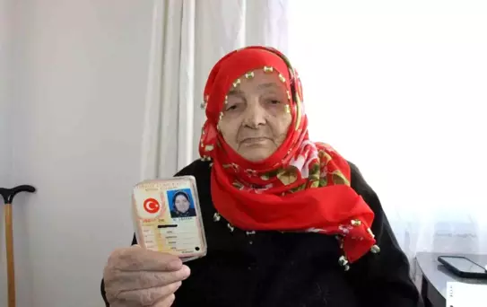 102 Yaşındaki Meryem Nine, Evde Kimlik Yenileme Hizmetiyle Yeni Kimliğine Kavuştu