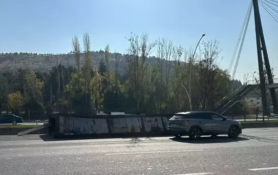 Tırın Dorsesi Devrildi: Kaza Anı Kamerada