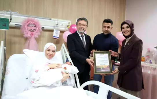 Bakanlar Göktaş ve Yumaklı'dan 'Her Aile 1 Fidan Sevdamız Yeşil Vatan' kampanyası kapsamında yeni doğan bebeklere ziyaret