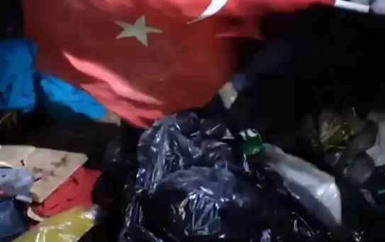 Bayrağı Çöpten Kurtardılar