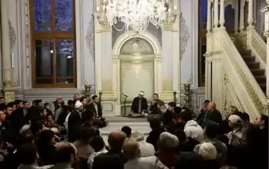 TÜGVA'lı gençler, Teşvikiye Camii'nde sabah namazında buluştu