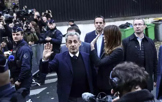 Sarkozy Adli Kontrolle Tahliye Edildi