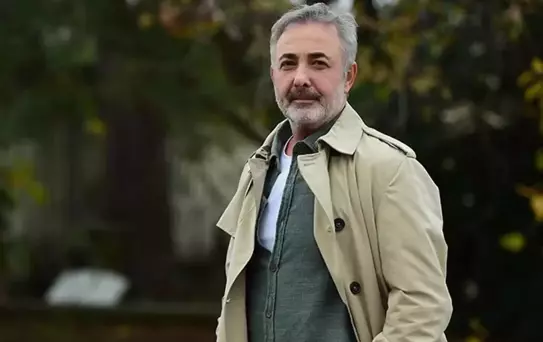 Mehmet Aslantuğ yeni sevgilisiyle uzun süre sonra objektiflere yakalandı