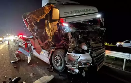 Pamukova'da Tır Kamyona Çarptı