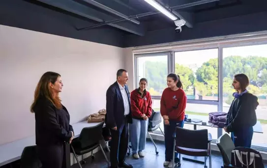 Yunusemre Belediye Başkanı Balaban, Öğrencilere Nutuk Hediye Etti