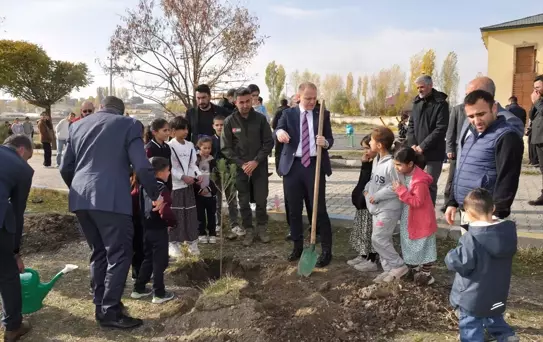 Bulanık'ta Milli Ağaçlandırma Günü'nde fidan dikildi