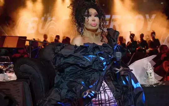 Bülent Ersoy'a özel ilgi! Yemek yedirildiği anlar kameraya yansıdı