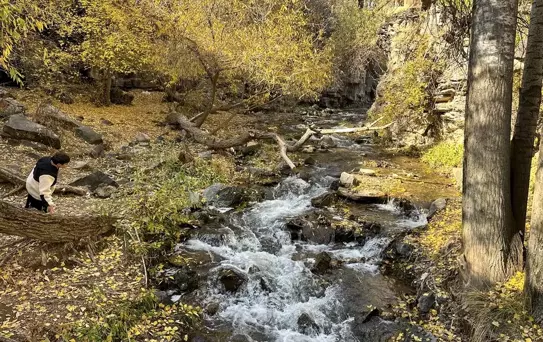 Muradiye Şelalesi Sonbahar Güzellikleriyle Dikkat Çekiyor