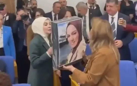 CHP'li Dinçer'den, Bakan Göktaş'a Saliha Akkaş'ın fotoğrafı ve hırkası ile protesto