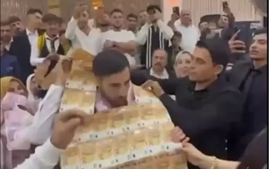 Düğünde gelin ve damada paradan yelek giydirip, taç taktılar