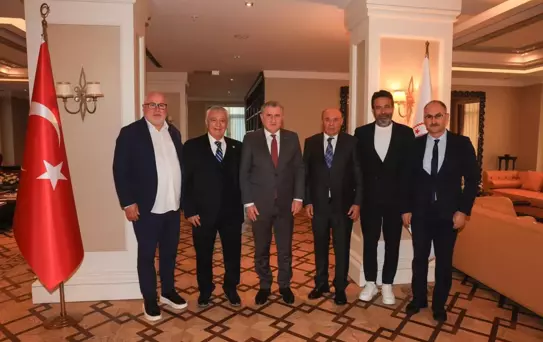 Fethiyespor'da Dinçel'e çiçekli veda