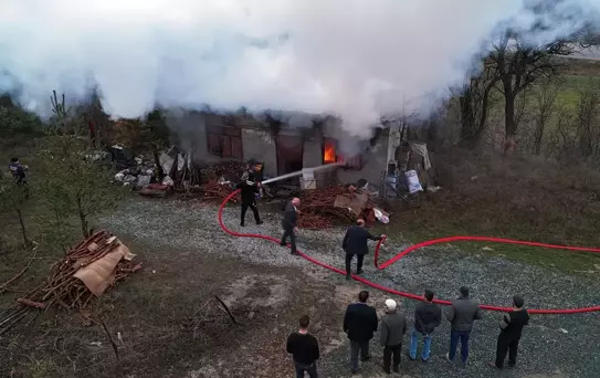 Sobaya su yerine benzin dökünce çıkan yangında yaralandı