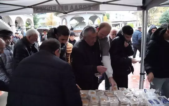 Erbaa Belediyesi şehitler için helva dağıttı