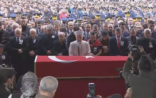 Türkiye şehitlerini uğurluyor! Devlet erkanı Ankara'daki törene katıldı