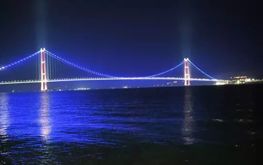 Dünya Diyabet Günü İçin Köprü Mavi Işıklarla Aydınlatıldı