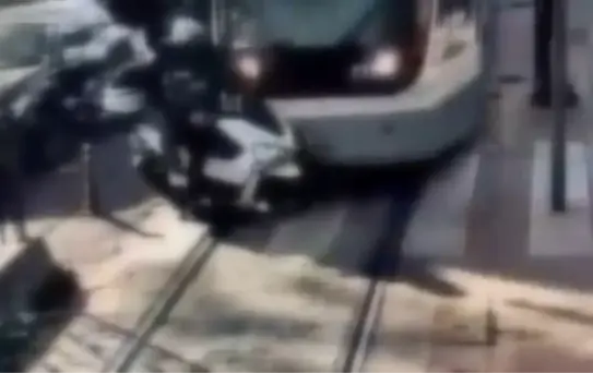 Beyoğlu'nda tramvayın motosiklete çarpma anı kamerada