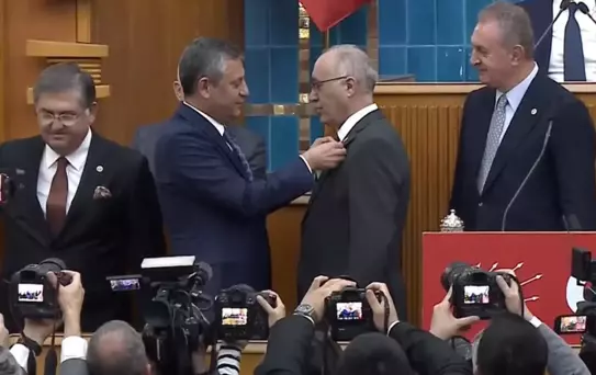 Gelecek Partisi'nden istifa eden Doğan Demir CHP'ye katıldı! Rozetini Özel taktı