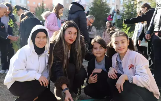 Gölbaşı'nda 'Türkiye Yeşeriyor, Gazze Güçleniyor Projesi' kapsamında fidan dikildi