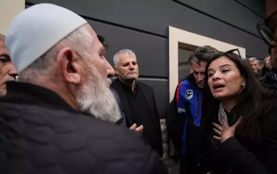 İzmir'de mahalle sakinleri ile belediye ekipleri arasında yıkım gerginliği