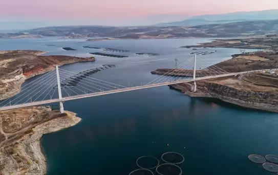 Şehit Mehmet Şevket Uzun Köprüsü gün batımında güzel manzara sundu