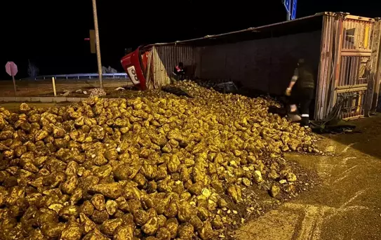 Çorum'da Otomobil ve Tır Çarpıştı: 3 Yaralı