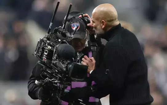 Kaybettiği maç sonrası kameramana tepki gösteren Pep Guardiola özür diledi