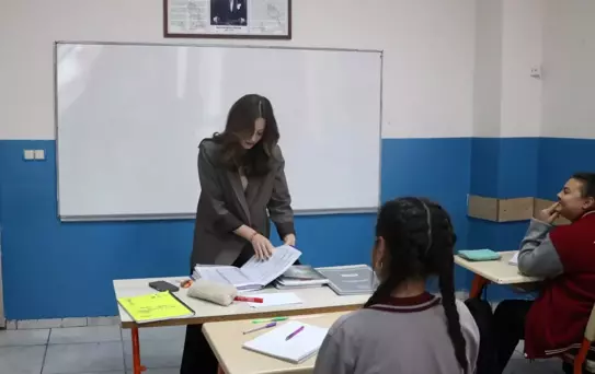 Eski Öğrenci, Şimdi Öğretmen