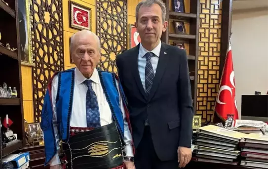 Devlet Bahçeli, Karaşar Türkmen Alevilerinin mahalli kıyafetiyle hatıra pozu verdi