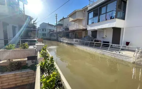 İzmir'de Sağanak Yağış, Foça'yı Venedik'e Döndürdü