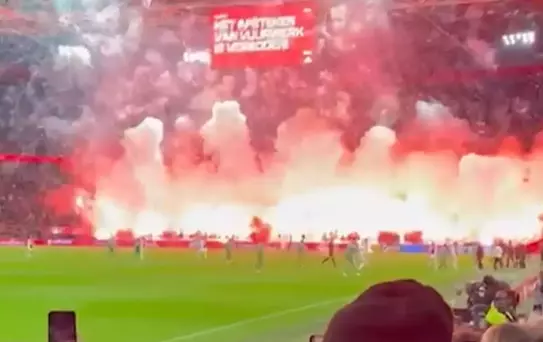 Ajax taraftarı adeta stadı yaktı, hakem maçı erteledi