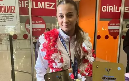 Elif Ceren Şanlı, Dünya Kick Boks şampiyonu oldu 