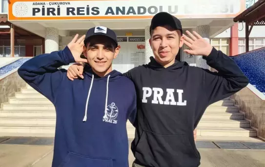 Adana'da aynı anda kanseri yenip okula dönen iki öğrenci, balonlarla karşılandı