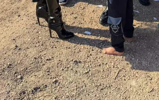 Ayağında 80 bin TL'lik çizmeyle yalın ayak çocukları ziyarete gitti