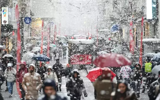 İstanbul'a kar yağışı geliyor! AKOM merak edilen tarihi verdi