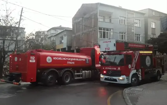 Darıca'da Çatı Yangını: İki Kişi Hastaneye Kaldırıldı