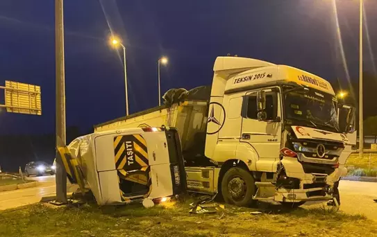 Boyabat'ta Tır ve Minibüs Çarpıştı