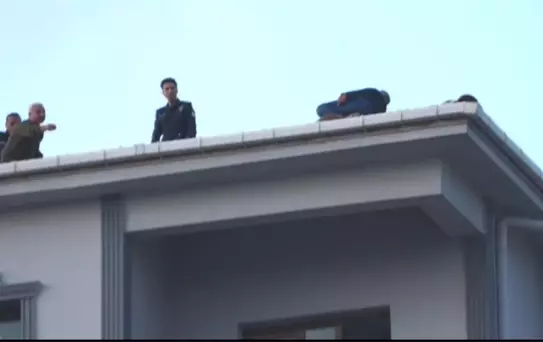 Çatıya çıktı, 80 bin TL'lik alacağını tahsil edince ikna olup indi