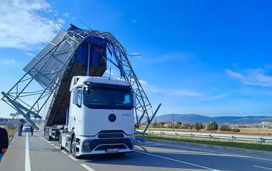 Tırın Dorsesi Trafik Levhasına Çarptı