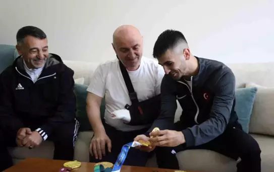 Dünya şampiyonu milli karateci Şamdan'dan Başkan Bıyık'a 'madalyalı' ziyaret