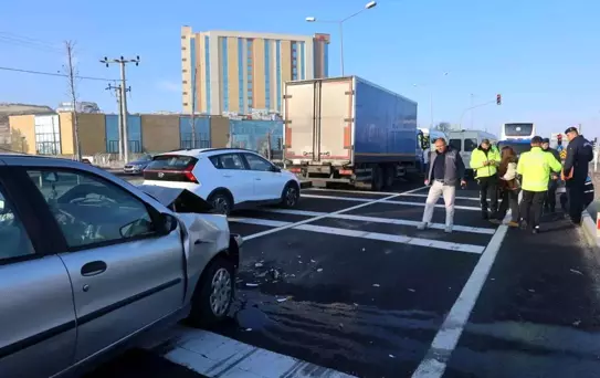 Nevşehir'de Minibüse Çarpma Kazası: 3 Yaralı