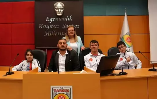 Tarsus'ta serebral palsili milli yüzücü Batuhan Eruçar gençlere ilham oldu