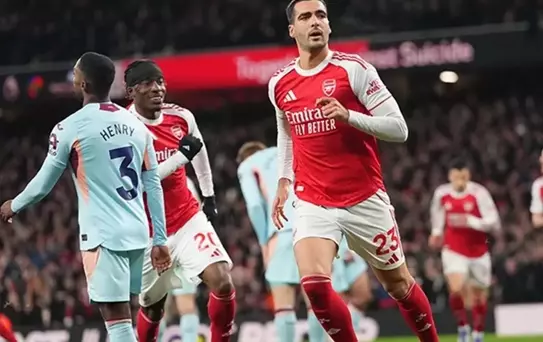 Premier Lig'de lider Arsenal, Brentford'u iki golle geçti 