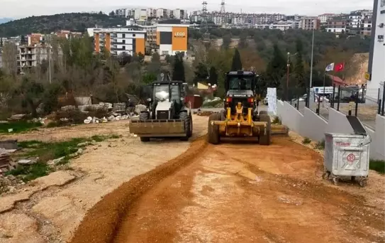Büyükşehir Belediyesi, Kuşadası'nın yollarını yenilemeyi sürdürüyor