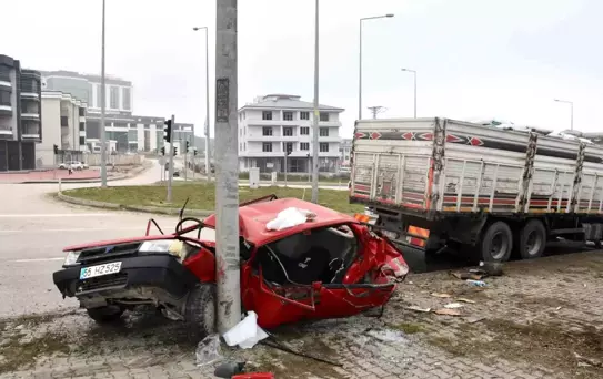 Feci kaza! Kamyonun çarptığı araç kağıt gibi katlandı