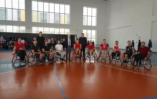 Doktorlar Tekerlekli Sandalyede Basket Oynadı
