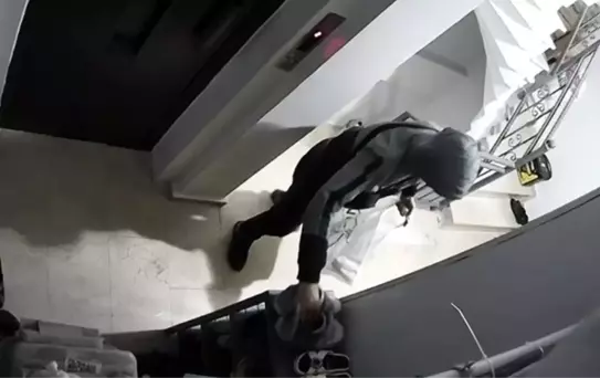 Kapüşonlu Hırsızlar Ayakkabı Çaldı