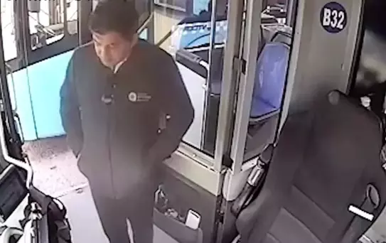 Yaşlı adamın otobüste unuttuğu içinde 4 bin euro olan çantanın başında adeta nöbet tuttu