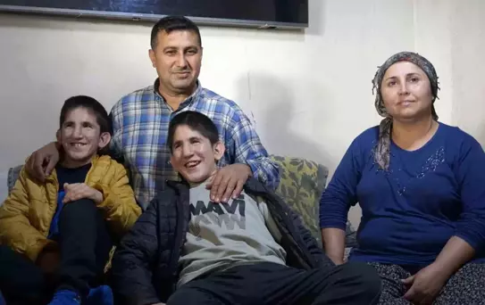 13 yaşındaki ikizler Kromozom 4q Delesyon Sendromu ile mücadele ediyor